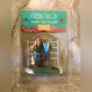 The Pioneer Woman Ropin’ Ree and Ladd Christmas Figure Special Edition NIB